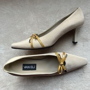 VanEli Wheat Taffeta With Gold Patent Leather Bow Heel Pump Women 7 M Classic